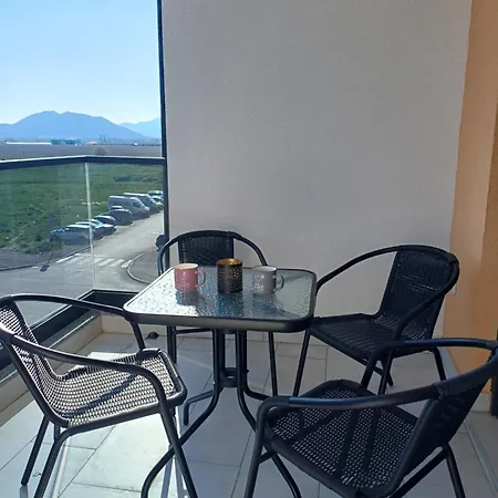 Pavle アパート トレビニエ